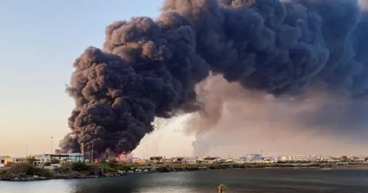 انفجارات قوية وحرائق في مطار ومحيط ميناء بورتسودان السودانية